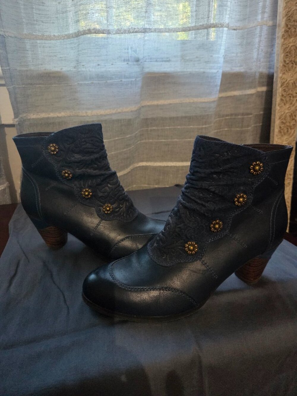 L'Artiste Spring Step Leather/Suede Navy bootie